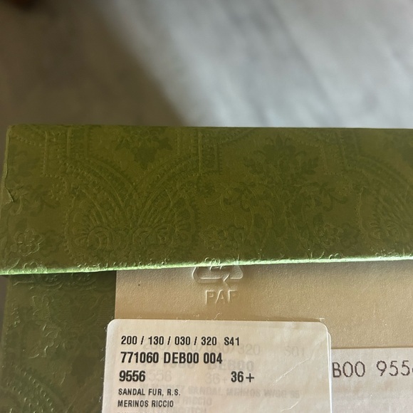 Gucci shearling sandals - Picture 10 of 10